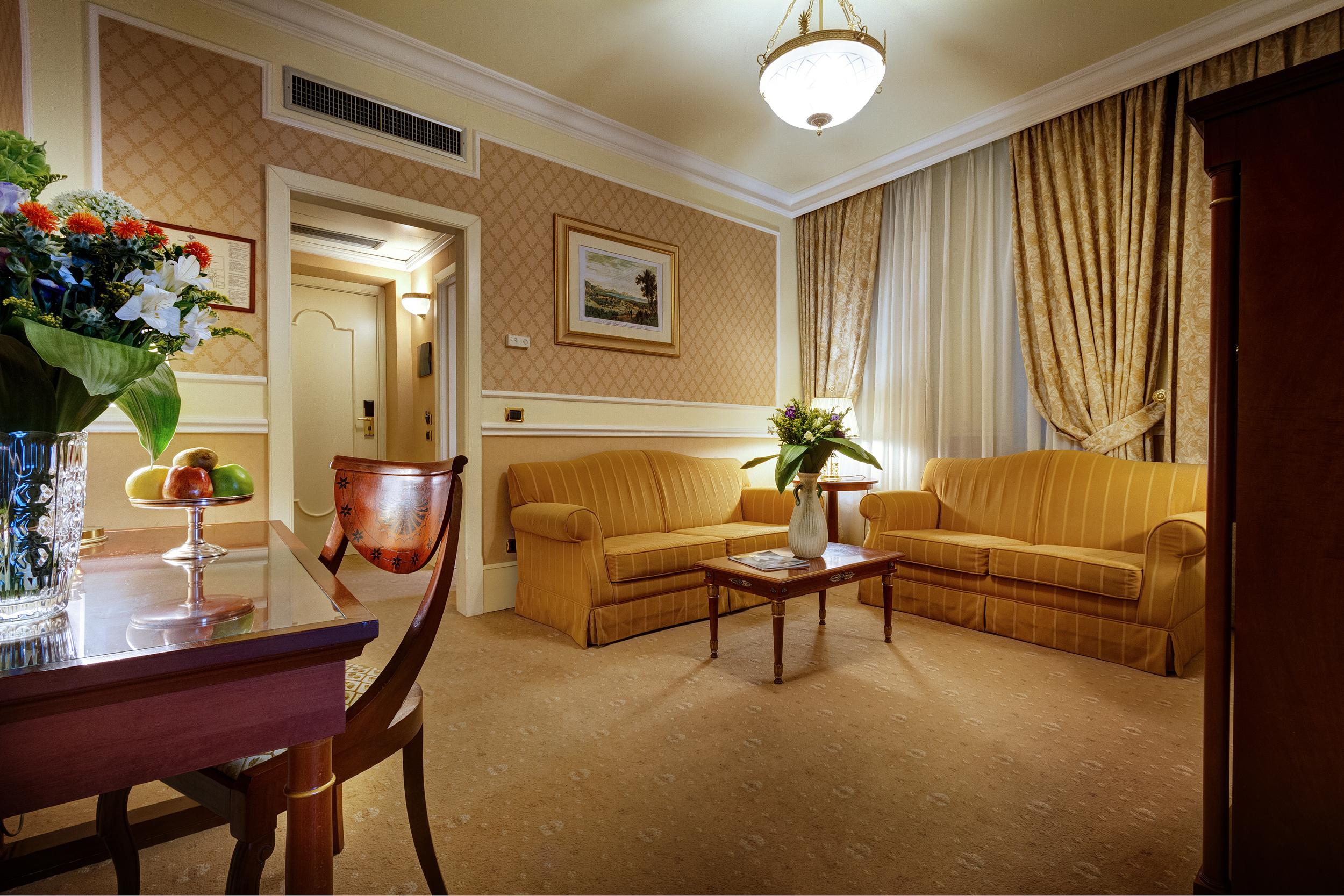Grand Hotel Et Des Palmes Palermo Ngoại thất bức ảnh A suite at the Grand Hotel